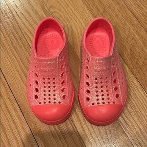 Toddler girl Native sparkly pink shoes size 6 C6